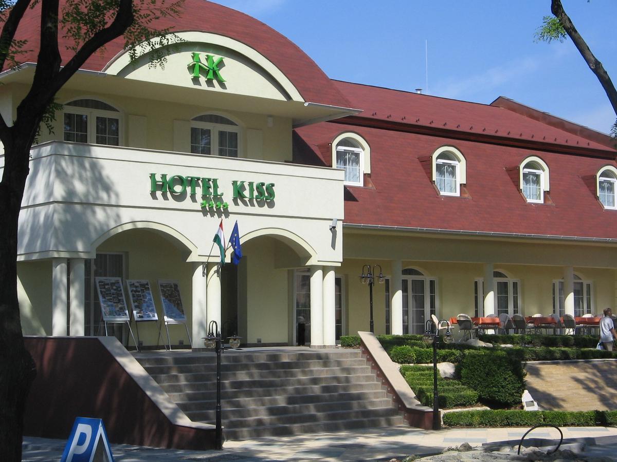 Hotel Kiss Tata Exterior photo